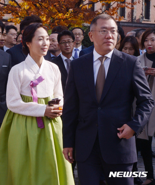 [서울=뉴시스]정의선 부회장이 부인과 함께 11일 서울 중구 명동성당에서 열린 조카 선아영씨의 결혼식에 참석하기 위해 식장으로 향하고 있다.(사진=뉴시스 DB) 2016.11.11. photothink@newsis.com