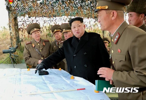 【서울=뉴시스】조선중앙TV가 북한 김정은 조선노동당 위원장이 서부전선에 위치한 마합도방어대를 시찰했다고 11일 보도했다. 이날 시찰은 조선인민군 총정치국장인 황병서 차수, 총참모장인 리명수 차수, 총참모부 제1부총참모장 겸 작전총국장 리영길 육군상장, 포병국장 박정천 소장, 제4군단장 리성국 육군중장, 군단정치위원 리영철 육군소장이 동행했다. 2016.11.11. (출처=조선중앙TV 캡쳐) photo@newsis.com