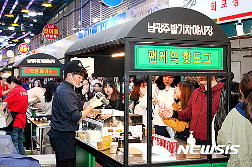 【광주=뉴시스】송창헌 기자 = 대인시장, 1913송정역시장 등에 이어 남광주 밤기차야시장가 광주 전통시장의 새로운 명소로 빠르게 자리잡고 있다고 광주시가 13일 밝혔다. 임시개장한 남광주야시장이 시민들로 북적대고 있다. 2016.11.13 (사진=광주시 제공)&nbsp; photo@newsis.com