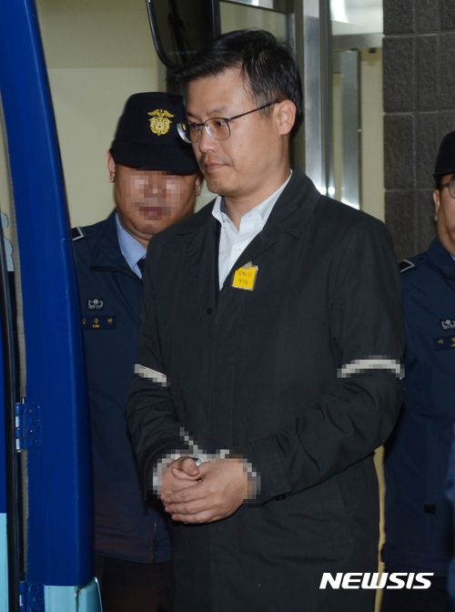 【서울=뉴시스】홍효식 기자 = 청와대 '문건유출' 의혹의 핵심 인물인 정호성 전 청와대 부속비서관이 지난 2016년 11월11일 밤 서울 서초구 서울중앙지검에서 조사를 받은 뒤 구치소로 향하고 있다. 2016.11.11. yesphoto@newsis.com