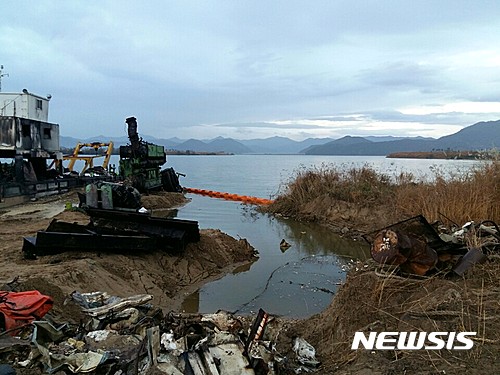 【김해=뉴시스】김기진 기자 = 낙동강 상류에 방치된 '폐준설선' (사진=김해양산환경운동연합 제공)