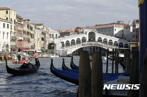 【 베네치아=AP/뉴시스】이탈리아 베네치아의 명물 리알토 다리에서 12일(현지시간) '베넥소두스'라고 쓴 대형 현수막이 걸려있다. 이날 시민들을 너무 높은 집세 때문에 베네치아 주민들이 내몰리고 있다며 시위를 벌였다. 2016.11.14