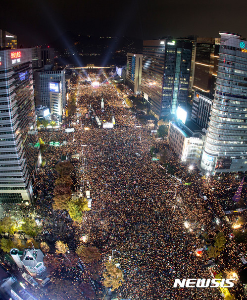 【서울=뉴시스】사진공동취재단 = '박근혜 대통령 퇴진'을 요구하는 민중총궐기 대회가 12일 서울 세종로, 태평로 일대에서 열린 가운데 수십만의 참가자가 촛불을 밝히고 있다. 2016.11.12.   photo@newsis.com