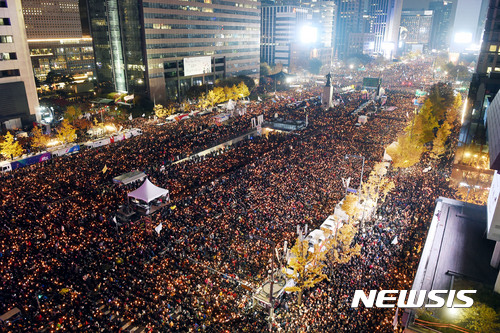 【서울=뉴시스】사진공동취재단 = '박근혜 대통령 퇴진'을 요구하는 민중총궐기 대회가 12일 서울 세종로, 태평로 일대에서 열린 가운데 수십만의 참가자가 촛불을 밝히고 있다. 2016.11.12.&nbsp; photo@newsis.com