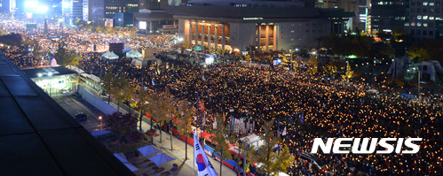 【서울=뉴시스】강종민 기자 = '최순실 게이트' 진상규명과 박근혜 대통령 퇴진 촉구 3차 촛불집회가 열린 12일 오후서울 광화문 광장에서 수십만의 시민들이 촛불을 들어 대통령 하야를 외치고 있다. 2016.11.12.&nbsp; ppkjm@newsis.com