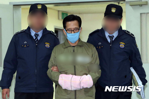 【부산=뉴시스】 부산 해운대 초고층 주거복합단지 엘시티 사업 추진 과정에서 500억원대 회삿돈을 빼돌린 혐의를 받고 있는 이영복 회장에 대한 구속영장이 발부된 12일 밤 이 회장이 부산지검을 나와 부산구치소로 이동하고 있다. 2016.11.13.  photo@newsis.com 