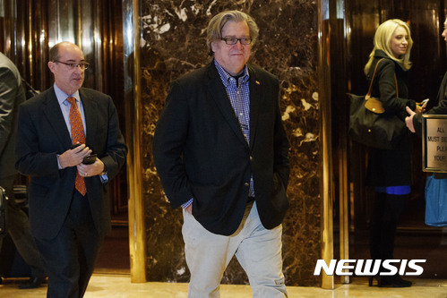 【뉴욕=AP/뉴시스】도널드 트럼프 미국 대통령 당선인은 13일(현지시간) 새 정부의 수석 전략가 겸 고문으로 스티브 배넌을 임명했다. 보수 우파 매체 브레이트바트 창업자인 배넌은 트럼프 선거대책위원회 최고 경영자로 활동해왔다. 사진은 지난 11일 뉴욕 트럼프 타워에서 트럼프 당선인을 만나고 나오는 배넌의 모습. 2016.11.14