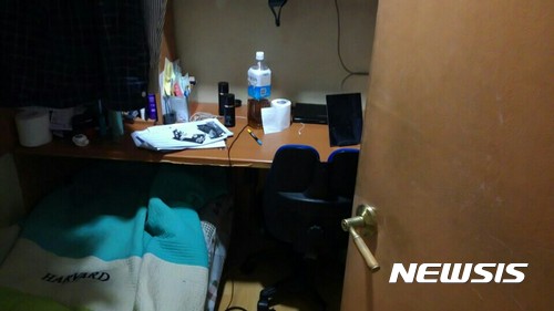 [서울=뉴시스]박성환 기자 = 서울 동작구 노량진의 한 고시원 방 모습. 7일 한국보건사회연구원 보건복지포럼 '청년 가구의 경제 현황과 지원 방안'에 따르면 청년층이 한 달에 사용하는 생활비 중 70%에 달하는 금액이 식비와 주거비, 교통비 등에 사용되는 것으로 나타났다. 2016.11.15 sky0322@newsis.com 