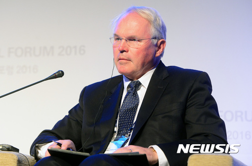 【서울=뉴시스】김선웅 기자 = 14일 오전 서울 중구 신라호텔에서 북한연구학회, 연세대학교 통일연구원이 '한반도 평화와 통일의 통합적 접근'을 주제로 공동개최한 '한반도 국제포럼 2016'에서 크리스토퍼 힐 전 미국 국무부 동아태차관보가 참석해 자리하고 있다. 2016. 2016.11.14.&nbsp; mangusta@newsis.com 