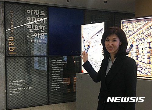 【서울=뉴시스】박현주 기자 = 14일 아트센터 나비 노소영 관장이 '아직도 인간이 필요한 이유: AI 와 휴머니티'전을 소개하고 있다.&nbsp;&nbsp;&nbsp;&nbsp; 