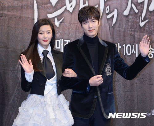 【서울=뉴시스】김진아 기자 = 배우 전지현, 이민호가 14일 서울 강남구 임피리얼팰리스호텔에서 열린 SBS 드라마 '푸른 바다의 전설' 제작발표회에서 포즈를 취하고 있다.  오는 16일 첫 방송될 SBS 새 수목 드라마 ‘푸른 바다의 전설’은 멸종직전인 지구상의 마지막 인어가 도시의 천재 사기꾼을 만나 육지생활에 적응하며 벌어지는 예측불허의 사건들을 담은 판타지 로맨스 드라마다. 2016.11.14.  bluesoda@newsis.com