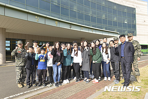 【포항=뉴시스】강진구 기자 = 해병대 1사단(해병소장 최창룡)은 울릉고등학교 수험생의 수능시험을 위해 적극적으로 도움을 주고 있다고 15일 밝혔다.사진은 지난 13일 울릉고등학교 학생들이 포항 청룡회관에 도착해 기념촬영을 하고 있다.2015.11.15.(사진=해병대 1사단 제공) photo@newsis.com