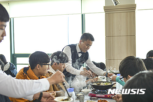 【포항=뉴시스】강진구 기자 = 해병대 1사단(해병소장 최창룡)은 울릉고등학교 수험생의 수능시험을 위해 적극적으로 도움을 주고 있다고 15일 밝혔다.사진은 14일 오후 청룡회관에서 식사 중인 울릉고 학생들.2016.11.15.(사진=해병대 1사단 제공) photo@newsis.com