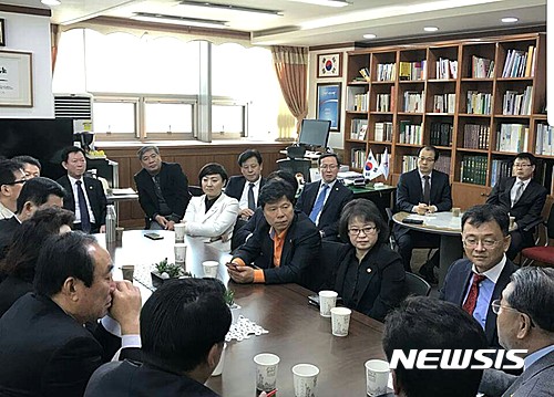 【수원=뉴시스】이승호 기자 = 경기도의회 교육위원회 소속 의원들이 도교육청에 대한 행정사무감사 종합감사일인 15일 오전 이재정 교육감 집무실을 찾아가 '야자' 폐지와 예비대학 문제를 놓고 간담회를 하고 있다.2016.11.15. jayoo2000@newsis.com