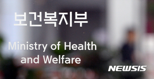 【세종=뉴시스】강종민 기자 = 15일 밤 정부세종청사 보건복지부 로비에서 직원들이 분주하게 움직이고 있다.&nbsp; 보건복지부는 '비선실세' 최순실씨가 박근혜 대통령을 위해 차움병원에서 대리처방을 받았다는 정황에 대해 정확한 사실관계 확인을 위해 수사를 의뢰할 예정이다. 2016.11.15.&nbsp; ppkjm@newsis.com