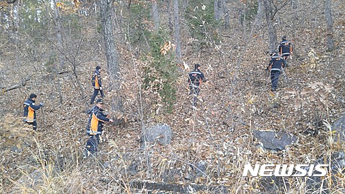 【진천=뉴시스】박재원 기자 = 충북 진천소방서 119구조대가 16일 진천 초평면 두타산에서 실종자 수색작업을 벌이고 있다. 2016.11.16. (사진= 진천소방서 제공)&nbsp; photo@newsis.com