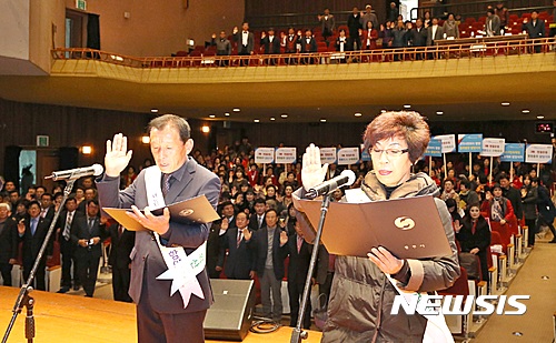 【충주=뉴시스】강신욱 기자 = 16일 충북 충주시 문화회관에서 내년 98회 전국체육대회 성공 개최를 위한 선진시민의식 함양과 3무 청결운동 실천 결의대회가 열린 가운데 충주시 주민자치위원회 김종욱(왼쪽)·우광숙 위원이 실천 결의문을 낭독하고 있다. 2016.11.16. (사진=충주시 제공)&nbsp; photo@newsis.com