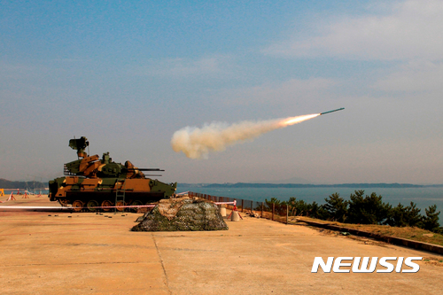 【서울=뉴시스】 대공복합장갑차 '비호' 실 사격 훈련 모습. (뉴시스DB)