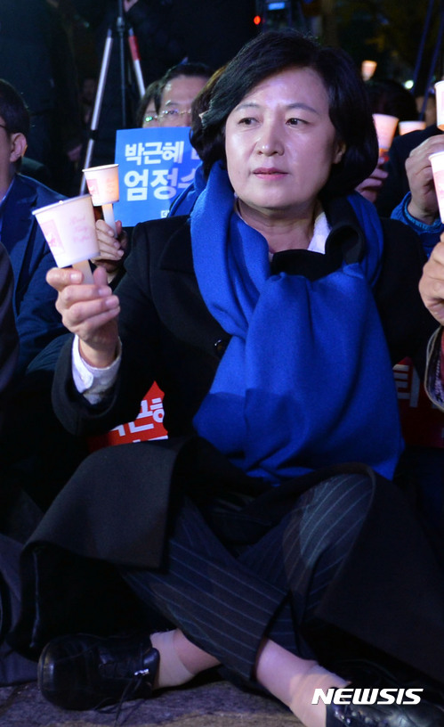 【서울=뉴시스】조성봉 기자 = 더불어민주당 추미애 대표를 비롯한 참석자들이 16일 오후 서울 서초구 서울중앙지검 앞에서 열린 '박근혜 대통령 엄정수사 촉구' 번개촛불집회에서 촛불을 들고 ‘박 대통령 퇴진’ 구호를 외치고 있다. 2016.11.16.&nbsp; photo@newsis.com