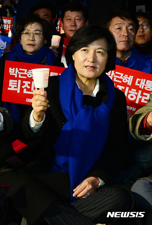 【서울=뉴시스】조성봉 기자 = 더불어민주당 추미애 대표가 16일 오후 서울 서초구 서울중앙지검 앞에서 열린 박근혜 대통령 엄정수사 촉구 번개촛불집회에서 촛불을 들고 ‘박 대통령 퇴진’ 구호를 외치고 있다. 2016.11.16. suncho21@newsis.com