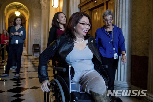 【워싱턴=AP/뉴시스】 태미 더크워스(민주·일리노이) 미국 상원의원이 9일(현지시간) 상원의원 중 최초로 재직 중에 아기를 낳았다. 사진은 지난 2016년 11월 16일 워싱턴 의사당에서 열린 민주당 비공개 정책 오찬을 위해 도착한 더크워스 의원 모습. 2018.04.10