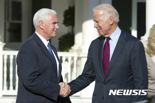【워싱턴=AP/뉴시스】조 바이든 미국 부통령(오른쪽)과 마이크 펜스 차기 부통령 당선인이 16일(현지시간) 워싱턴D.C의 부통령 관저에서 오찬을 함께 한 뒤 악수하고 있다. 2016.11.17. 