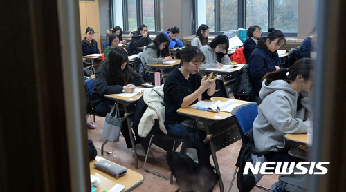 【서울=뉴시스】고승민 기자 = 2017학년도 대학수학능력시험이 전국 85개 시험지구 1,183개 시험장에서 일제히 열린 17일 오전 서울 이화외고(제15시험지구 제18시험장)에서 수험생들이 시험 준비를 하고 있다. 2016.11.17.&nbsp; photo@newsis.com