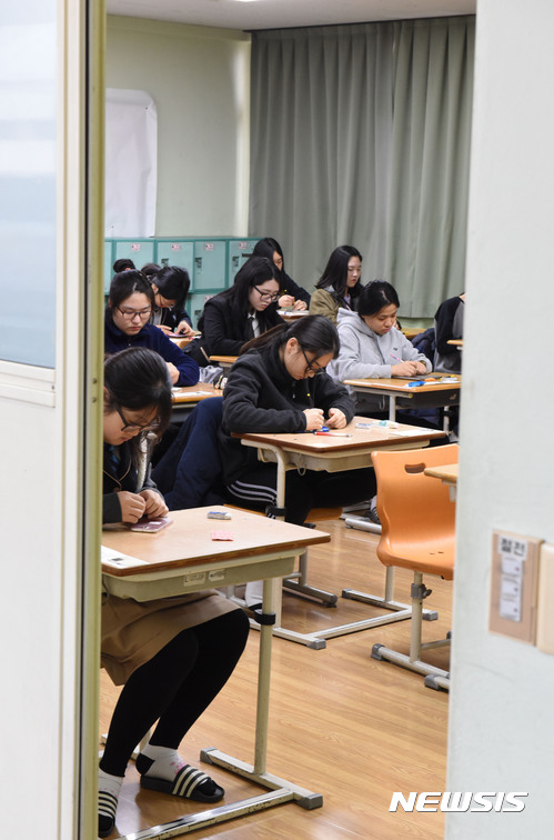 【울산=뉴시스】배병수 기자 = 2017학년도 대학수학능력시험이 치뤄지는 17일 오전 울산시 남구 울산여고에 수험생들이 고사장에서 마무리 점검을 하고 있다. 2016.11.17. bbs@newsis.com