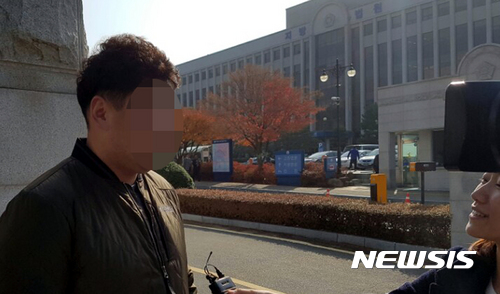 【광주=뉴시스】구용희 기자 = 지난 2016년 11월17일 오전 광주 동구 광주고법 제1형사부에서 열린 이른바 '약촌오거리 살인사건'에 대한 재심 판결 후 16년만에 무죄가 선고된 최모씨가 입장을 밝히고 있다. 2016.11.17. persevere9@newsis.com
