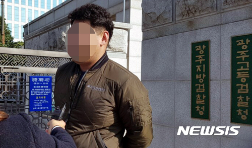 [광주=뉴시스]구용희 기자 = 지난 2016년 11월17일 오전 광주 동구 광주고법 제1형사부(부장판사 노경필)에서 열린 이른바 '약촌오거리 살인사건'(2000년 8월)에 대한 재심에서 16년만에 피고인에게 무죄가 선고된 가운데 최모씨가 입장을 밝히고 있다. 2016.11.17. persevere9@newsis.com