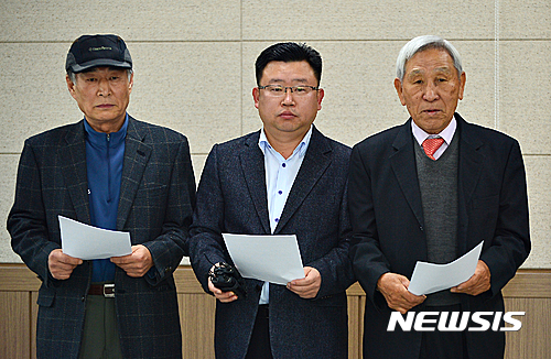 【청주=뉴시스】인진연 기자 = 충북 청주고등학교 동문들로 구성된 야구부후원회가 17일 도교육청 브리핑실에서 기자회견을 열고 야구부 해체를 요청하는 성명서를 발표하고 있다. 2016.11.17&nbsp; inphoto@newsis.com 