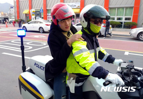 【무안=뉴시스】신대희 기자 = 2017학년도 대학수학능력시험이 치러지는 17일 오전 전남경찰청 교통경찰관이 한 수험생을 시험장으로 긴급 이송하고 있다. 2016.11.17. (사진 = 전남경찰청 제공)&nbsp; photo@newsis.com 
