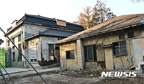 【충주=뉴시스】강신욱 기자 = 충북 충주시가 1933년께 일제강점기 식민지 침탈기관이었던 옛 조선식산은행 건물 활용을 놓고 고심하고 있다. 사진은 17일 가구점 등으로 사용됐던 옛 조선식산건물 후면. 2016.11.17. ksw64@newsis.com