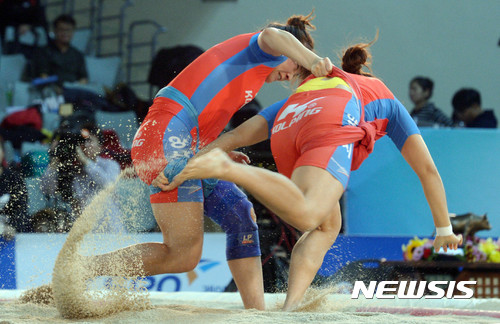 【서울=뉴시스】 장세영 기자 = 콜핑 임수정이 17일 오후 서울 중구 장충체육관에서 열린 2016 천하장사 씨름대축제 여자장사전 국화급(70kg 이하) 결승전에서 콜핑 김다혜를 모래판으로 메치고 있다. 2016.11.17.&nbsp; photothink@newsis.com&nbsp; photothink@newsis.com