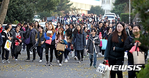【제주=뉴시스】지난 2016년 11월17일 오후 제주여자고등학교에서 2017학년도 대학수학능력시험을 치른 학생들이 학교를 나서고 있다. (사진=뉴시스DB)