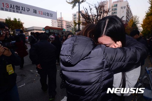 【서울=뉴시스】전신 기자 = 2017학년도 대학수학능력시험이 치러진 17일 서울 영등포구 여의도여자고등학교에서 한 학부모가 시험을 마친 딸을 격려하고 있다. 2016.11.17&nbsp;&nbsp; photo1006@newsis.com