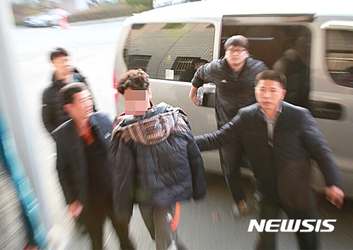 【군산=뉴시스】고석중 기자 = 전주지검 군산지청은 지난 2016년 11월17일 오후 '익산 약촌오거리 택시기사 살인사건'의 진범으로 지목된 김모씨를 경기도 용인에서 체포해 압송하고 있다. 2016.11.17. k9900@newsis.com