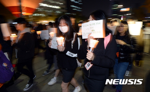 【서울=뉴시스】이영환 기자 = 17일 오후 서울 종로구 보신각 앞에서 열린 '11·17 박근혜 대통령 하야 고3 집회 이제는 고3이 나선다 수능 끝 하야 시작'집회를 마친 고3 학생과 청소년들이 행진을 하고 있다. 2016.11.17. 20hwan@newsis.com