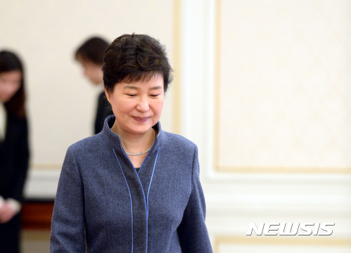 【서울=뉴시스】전진환 기자 = 박근혜 대통령이 18일 오후 청와대 인왕실에 대사 신임장 수여를 위해 입장하고 있다. 2016.11.18. amin2@newsis.com