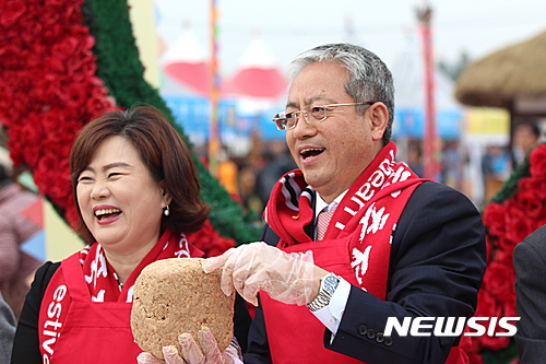 【파주=뉴시스】이경환 기자 = 이재홍 파주시장 부부. 2016.11.18. lkh@newsis.com