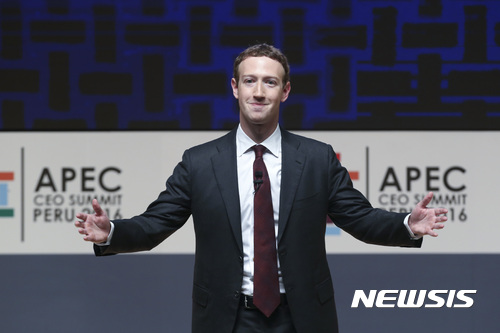 【리마=AP/뉴시스】페이스북 설립자이자 최고경영자(CEO) 마크 저커버그는 "소셜네트워크(SNS) 상 가짜 뉴스를 줄이기 위해 노력할 것"이라고 밝혔다. 19일(현지시간) 저커버그는 페루 리마에서 열린 아시아태평양경제협력체(APEC) 정상회의에서 '이 일'이 기술적으나 철학적으로 얼마나 복잡한지 알지만 우리가 할 수 있을 것으로 낙관한다"면서 이같이 밝혔다. 연설 중인 저커버그. 2016.11.20 