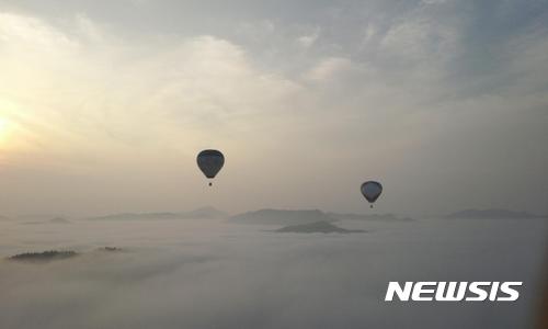 【서울=뉴시스】전신 기자 = 지난 18일 부터 20일 까지 한국열기구협회(회장 김문태) 주관으로 경북 고령군에서 진행된 열기구 그랑프리 제2라운드가 성황리에 종료되었다. 총 3회의 경기와 6번의 타스크가 치러진 이번대회는 국내 11개팀의 선수들이 참여한 가운데 2라운드 영예의 1위는 스카이배너소속의 나기일 조종사가 차지했다. 2016.11.20 (사진=한국열기구협회 제공)&nbsp; photo@newsis.com 