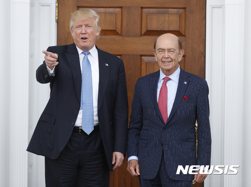 【베드민스터=AP/뉴시스】도널드 트럼프 미국 대통령 당선인이 20일(현지시간) 뉴저지주 베드민스터에 있는 트럼프 내셔널 골프 클럽에서 재무장관 후보로 알려진 윌버 로스 윌버로스 컴퍼니 회장과 만나고 있다. 2016.11.21&nbsp; 