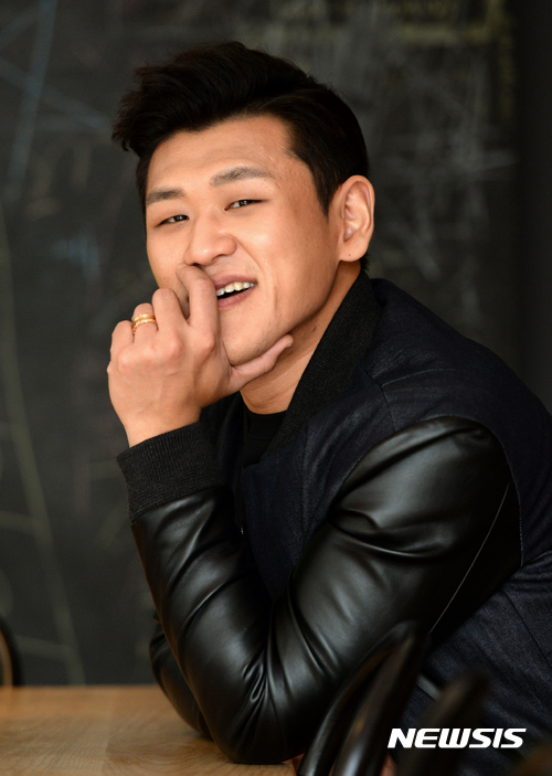 【서울=뉴시스】고범준 기자 = 뮤지컬배우 강홍석이 16일 오후 서울 종로구 삼청로 라디오M 카페에서 뉴시스와 인터뷰 전 포즈를 취하고 있다. 2016.11.21. bjko@newsis.com