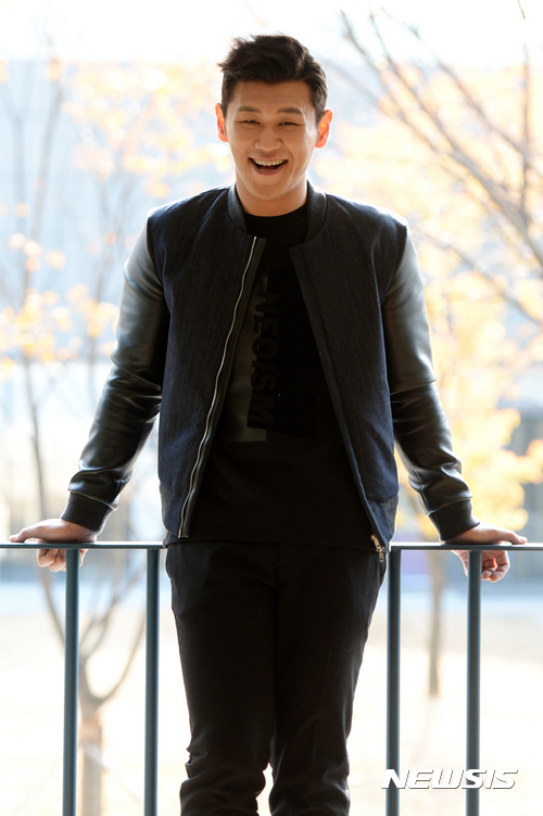 【서울=뉴시스】고범준 기자 = 뮤지컬배우 강홍석이 16일 오후 서울 종로구 삼청로 라디오M 카페에서 뉴시스와 인터뷰 전 포즈를 취하고 있다. 2016.11.21. bjko@newsis.com