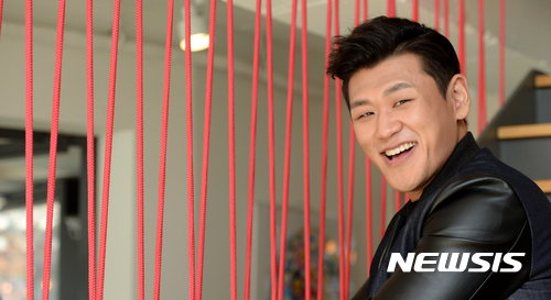 【서울=뉴시스】고범준 기자 = 뮤지컬배우 강홍석이 16일 오후 서울 종로구 삼청로 라디오M 카페에서 뉴시스와 인터뷰 전 포즈를 취하고 있다. 2016.11.21. bjko@newsis.com