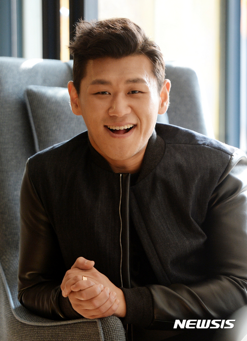 【서울=뉴시스】고범준 기자 = 뮤지컬배우 강홍석이 16일 오후 서울 종로구 삼청로 라디오M 카페에서 뉴시스와 인터뷰 전 포즈를 취하고 있다. 2016.11.21. bjko@newsis.com