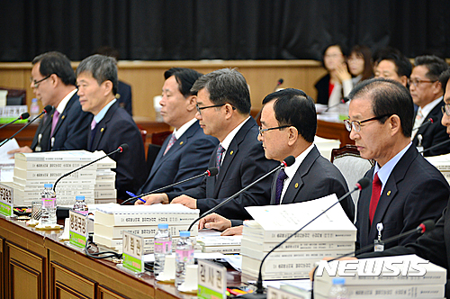 【청주=뉴시스】인진연 기자 = 21일 도교육청 행복관에서 열린 충북도의회 교육위원회의 도교육청 행정사무감사에서 정병걸 부교육감과 간부공무원들이 답변을 준비하고 있다. 2016.11.21&nbsp;&nbsp; inphoto@newsis.com