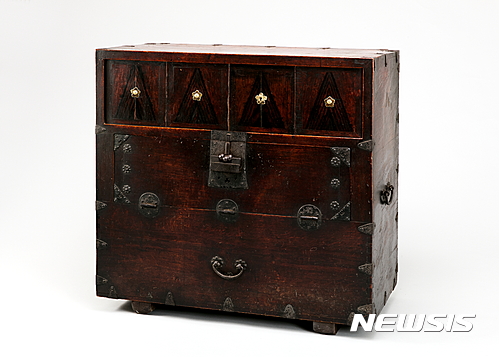 【서울=뉴시스】문갑반닫이, 조선 후기 