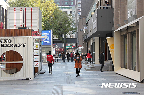 【베이징=뉴시스】문예성 기자 = 지난 7일 중국 베이징 중관춘 '창업의 거리'에서 행인들이 걸어가고 있다. 2016.11.23